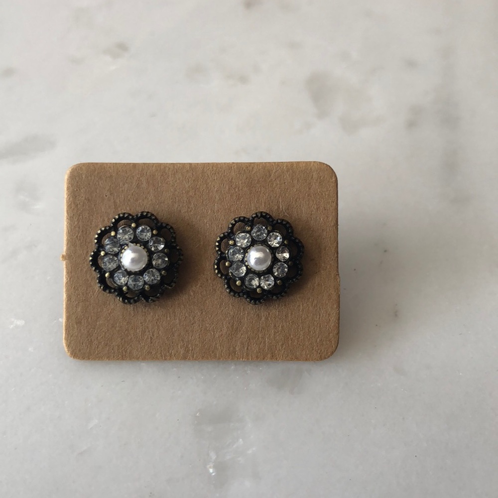 Faux Pearl Flower Stud Earrings
